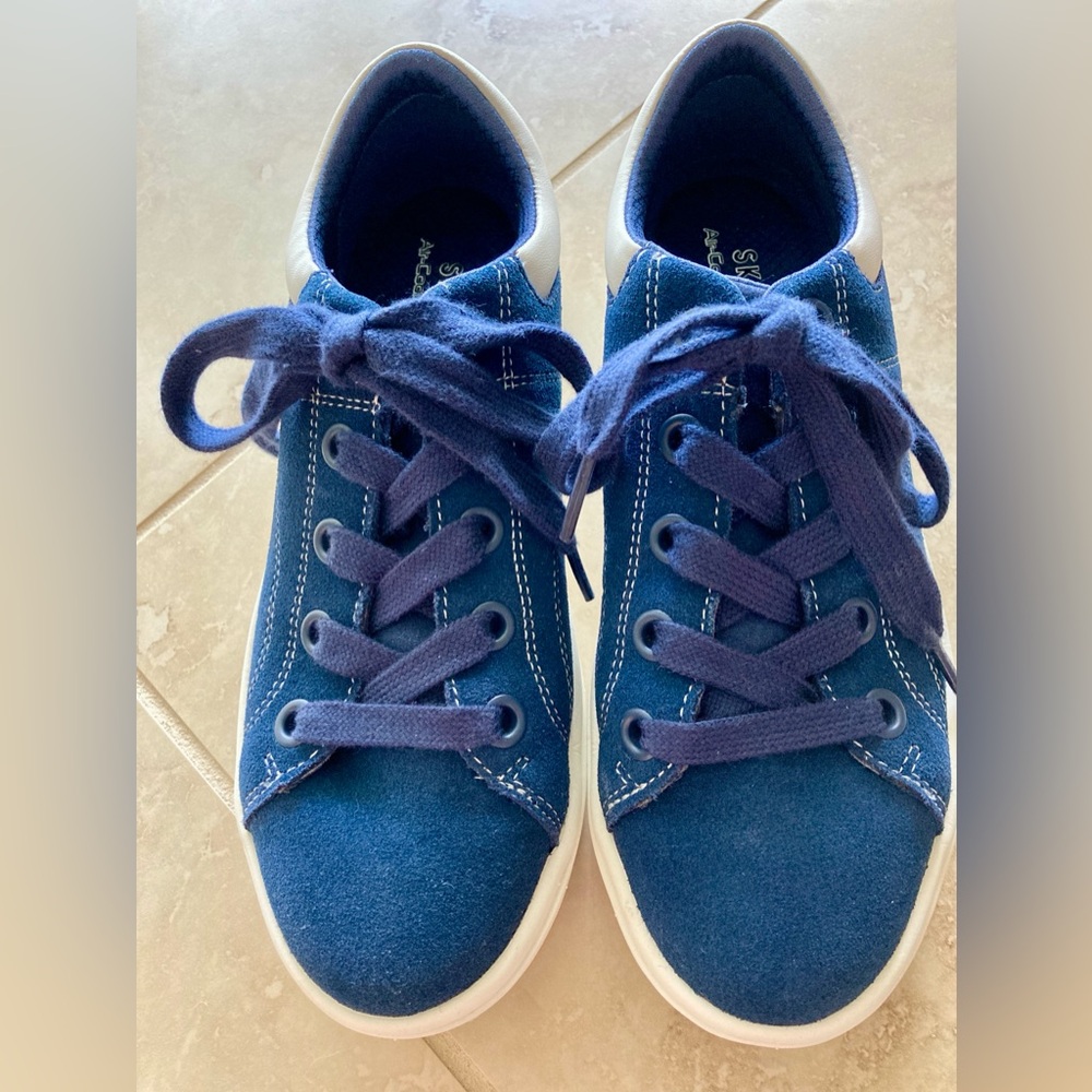 💙Cute SKECHERS Navy Suede w/Memory Foam Insoles Size 6 (Run Small & Narrow)